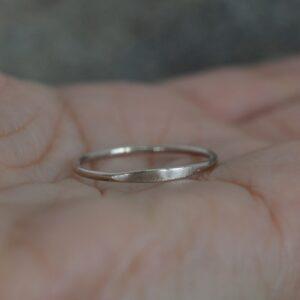 Delikatny pierścionek ze złota o satynowanej i polerowanej powierzchni. Minimalistyczna forma operująca kontrastem faktury, główny element ma kształt łezki.