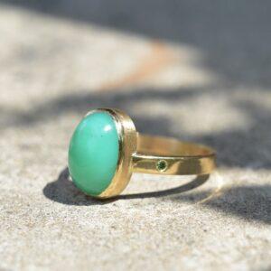 złoty pierścionek z owalnym chryzoprazem i małym zielonym diamentem