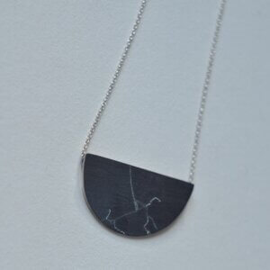 minimalistyczny naszyjnik z ciemngo srebra, geometryczna forma, półkole, sztuka Kintsugi