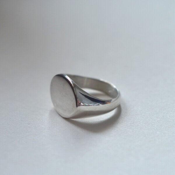 srebrny sygnet o owalnym kształcie, minimalistyczna biżuteria