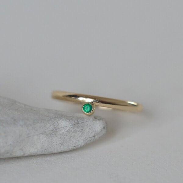 minimalistyczny złoty pierścionek z zielonym onyksem